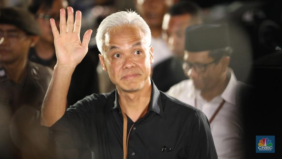 Pasangan Bakal Calon Presiden Ganjar Pranowo dan Mahfud MD tiba di gedung Komisi Pemilihan Umum (KPU) jelang pengundian nomor urut Capres-Cawapres pada Selasa (14/11/2023). (CNBC Indonesia/Tri Susilo)