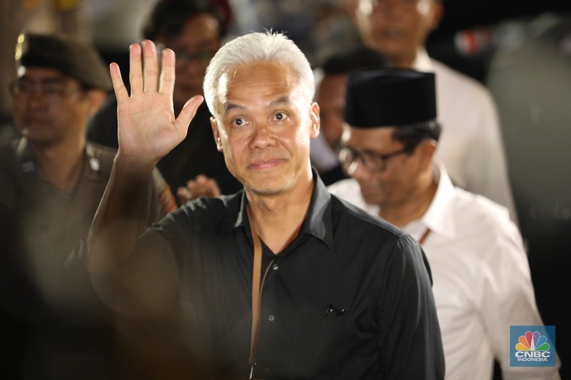 Pasangan Bakal Calon Presiden Anies Baswedan dan Muhaimin Iskandar tiba di gedung Komisi Pemilihan Umum (KPU) jelang pengundian nomor urut Capres-Cawapres pada Selasa (14/11/2023). (CNBC Indonesia/Tri Susilo)