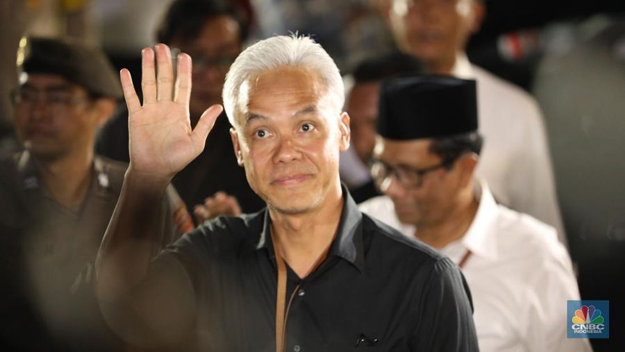 Pasangan Bakal Calon Presiden Ganjar Pranowo dan Mahfud MD tiba di gedung Komisi Pemilihan Umum (KPU) jelang pengundian nomor urut Capres-Cawapres pada Selasa (14/11/2023). (²©²ÊÍøÕ¾/Tri Susilo)