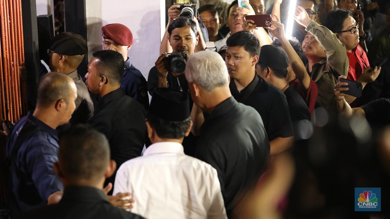 Pasangan Bakal Calon Presiden Anies Baswedan dan Muhaimin Iskandar tiba di gedung Komisi Pemilihan Umum (KPU) jelang pengundian nomor urut Capres-Cawapres pada Selasa (14/11/2023). Pasangan Bakal Calon Presiden Anies Baswedan dan Muhaimin Iskandar tiba di gedung Komisi Pemilihan Umum (KPU) jelang pengundian nomor urut Capres-Cawapres pada Selasa (14/11/2023). (CNBC Indonesia/Tri Susilo)