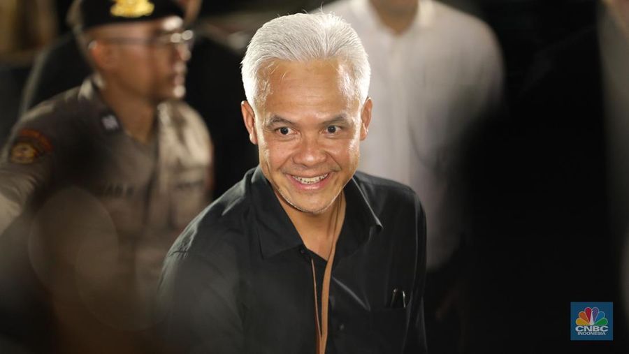 Pasangan Bakal Calon Presiden Ganjar Pranowo dan Mahfud MD tiba di gedung Komisi Pemilihan Umum (KPU) jelang pengundian nomor urut Capres-Cawapres pada Selasa (14/11/2023). (վ/Tri Susilo)