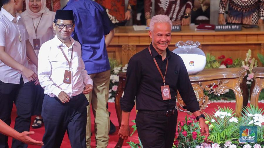 Pasangan capres-cawapres Ganjar Pranowo dan Mahfud MD saat menghadiri acara pengundian nomor urut Capres-Cawapres di Kantor KPU RI, Jakarta, Selasa (14/11/2023). (CNBC Indonesia/Faisal Rahman)