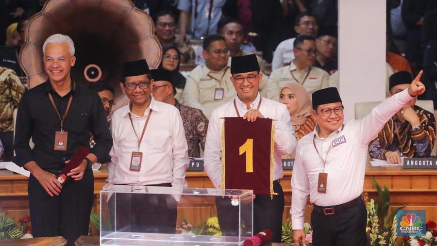 Pasangan capres-cawapres menunjukkan nomor urut peserta usai pengundian nomor urut peserta Pilpres 2024 di Kantor KPU RI, Jakarta, Selasa (14/11/2023) malam. (CNBC Indonesia/Faisal Rahman)