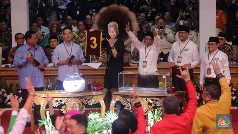 Pasangan capres-cawapres menunjukkan nomor urut peserta usai pengundian nomor urut peserta Pilpres 2024 di Kantor KPU RI, Jakarta, Selasa (14/11/2023) malam. (CNBC Indonesia/Faisal Rahman)