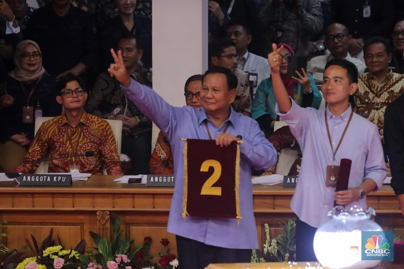 Pasangan capres-cawapres menunjukkan nomor urut peserta usai pengundian nomor urut peserta Pilpres 2024 di Kantor KPU RI, Jakarta, Selasa (14/11/2023) malam. (CNBC Indonesia/Faisal Rahman)
