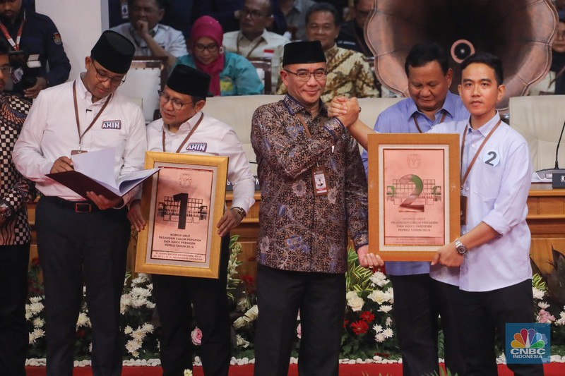 Pasangan capres-cawapres menunjukkan nomor urut peserta usai pengundian nomor urut peserta Pilpres 2024 di Kantor KPU RI, Jakarta, Selasa (14/11/2023) malam. (CNBC Indonesia/Faisal Rahman)