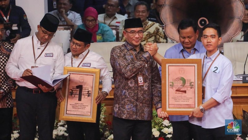 Pasangan capres-cawapres menunjukkan nomor urut peserta usai pengundian nomor urut peserta Pilpres 2024 di Kantor KPU RI, Jakarta, Selasa (14/11/2023) malam. (CNBC Indonesia/Faisal Rahman)