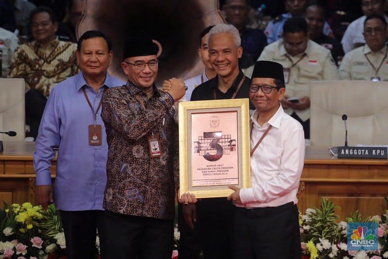 Pasangan capres-cawapres menunjukkan nomor urut peserta usai pengundian nomor urut peserta Pilpres 2024 di Kantor KPU RI, Jakarta, Selasa (14/11/2023) malam. (CNBC Indonesia/Faisal Rahman)