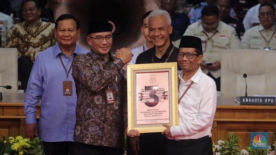 Pasangan capres-cawapres menunjukkan nomor urut peserta usai pengundian nomor urut peserta Pilpres 2024 di Kantor KPU RI, Jakarta, Selasa (14/11/2023) malam. (CNBC Indonesia/Faisal Rahman)