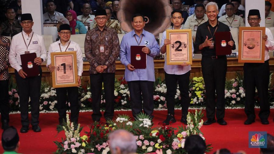 Pasangan capres-cawapres menunjukkan nomor urut peserta usai pengundian nomor urut peserta Pilpres 2024 di Kantor KPU RI, Jakarta, Selasa (14/11/2023) malam. (CNBC Indonesia/Faisal Rahman)
