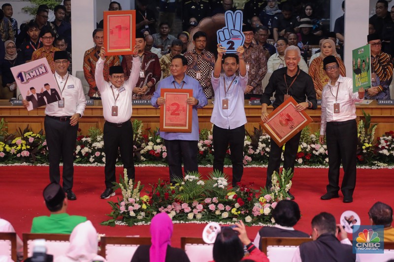Pasangan capres-cawapres menunjukkan nomor urut peserta usai pengundian nomor urut peserta Pilpres 2024 di Kantor KPU RI, Jakarta, Selasa (14/11/2023) malam. (CNBC Indonesia/Faisal Rahman)