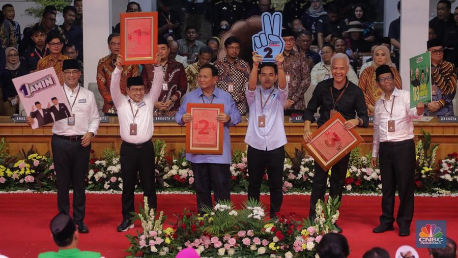 Pasangan capres-cawapres menunjukkan nomor urut peserta usai pengundian nomor urut peserta Pilpres 2024 di Kantor KPU RI, Jakarta, Selasa (14/11/2023) malam. Pasangan capres-cawapres menunjukkan nomor urut peserta usai pengundian nomor urut peserta Pilpres 2024 di Kantor KPU RI, Jakarta, Selasa (14/11/2023) malam. (²©²ÊÍøÕ¾/Faisal Rahman)
