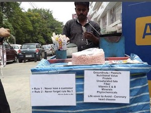 Punya Tulisan yang Unik, Penjual Kacang Ini Curi Atensi Netizen