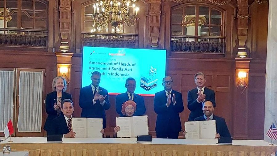 Pertamina dan ExxonMobil menandatangani Amandemen Pokok-Pokok Perjanjian sebagai kelanjutan dari penjanjian yang sudah dihasilkan pada gelaran G20 November 2022 lalu. Penandatanganan dilakukan oleh Nicke Widyawati Direktur Utama Pertamina, Wiko Migantoro Direktur Utama Pertamina Hulu Energi dan Irtiza Sayyed, President of Low Carbon Solutions, ExxonMobil Asia Pacific Pte. Ltd. (Dok. PT Pertamina (Persero))