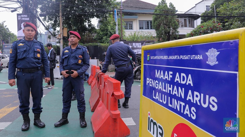 Petugas keamanaan melakukan penjagaan di sekitar gedung Kantor Pemilihan Umum (KPU) RI, Jakarta, Selasa (14/11/2023). Petugas keamanaan melakukan penjagaan di sekitar gedung Kantor Pemilihan Umum (KPU) RI, Jakarta, Selasa (14/11/2023). (CNBC Indonesia/Faisal Rahman)