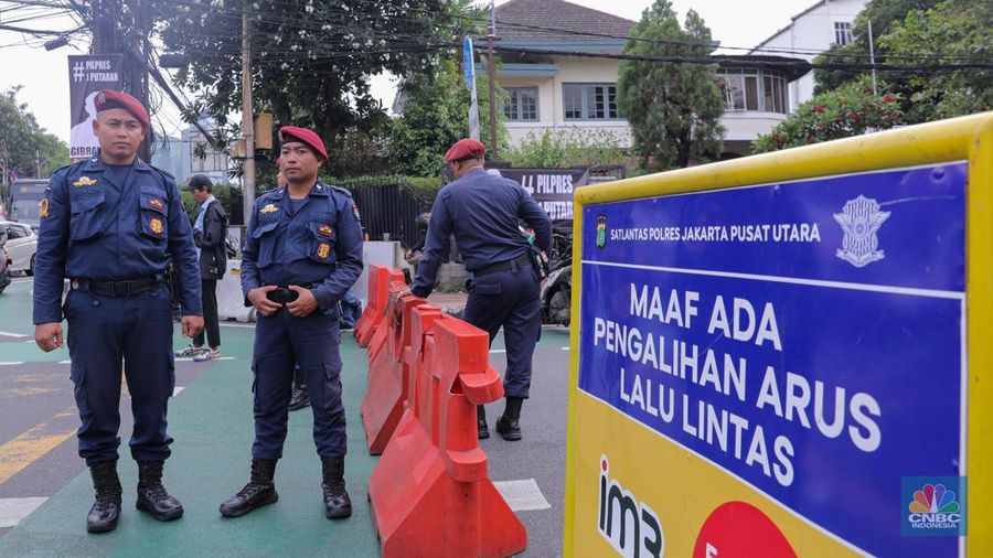 Petugas keamanaan melakukan penjagaan di sekitar gedung Kantor Pemilihan Umum (KPU) RI, Jakarta, Selasa (14/11/2023). (CNBC Indonesia/Faisal Rahman)