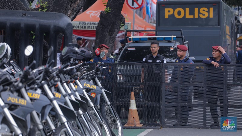 Petugas keamanaan melakukan penjagaan di sekitar gedung Kantor Pemilihan Umum (KPU) RI, Jakarta, Selasa (14/11/2023). (CNBC Indonesia/Faisal Rahman)
