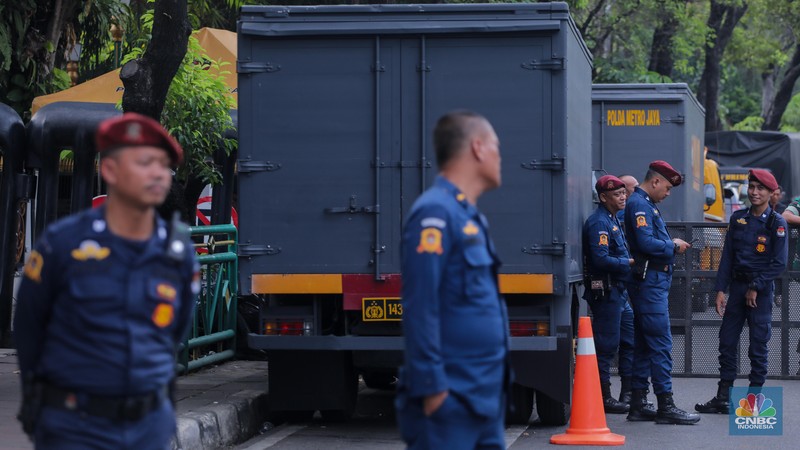 Petugas keamanaan melakukan penjagaan di sekitar gedung Kantor Pemilihan Umum (KPU) RI, Jakarta, Selasa (14/11/2023). (CNBC Indonesia/Faisal Rahman)