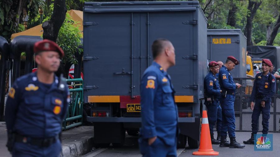 Petugas keamanaan melakukan penjagaan di sekitar gedung Kantor Pemilihan Umum (KPU) RI, Jakarta, Selasa (14/11/2023). (CNBC Indonesia/Faisal Rahman)