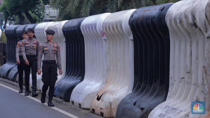 Petugas keamanaan melakukan penjagaan di sekitar gedung Kantor Pemilihan Umum (KPU) RI, Jakarta, Selasa (14/11/2023). (CNBC Indonesia/Faisal Rahman)