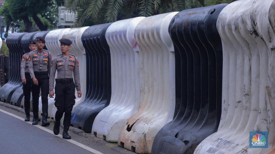 Petugas keamanaan melakukan penjagaan di sekitar gedung Kantor Pemilihan Umum (KPU) RI, Jakarta, Selasa (14/11/2023). (CNBC Indonesia/Faisal Rahman)
