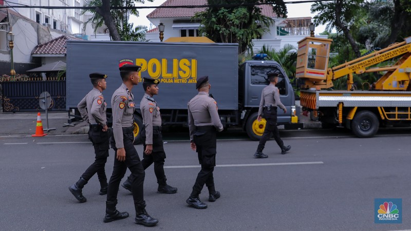 Petugas keamanaan melakukan penjagaan di sekitar gedung Kantor Pemilihan Umum (KPU) RI, Jakarta, Selasa (14/11/2023). (CNBC Indonesia/Faisal Rahman)