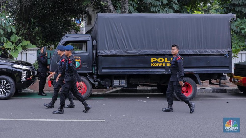 Petugas keamanaan melakukan penjagaan di sekitar gedung Kantor Pemilihan Umum (KPU) RI, Jakarta, Selasa (14/11/2023). (CNBC Indonesia/Faisal Rahman)