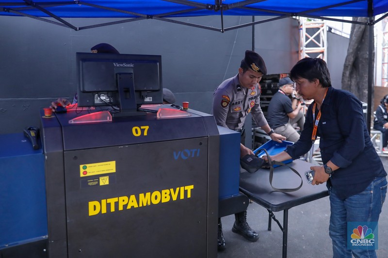 Petugas keamanaan melakukan penjagaan di sekitar gedung Kantor Pemilihan Umum (KPU) RI, Jakarta, Selasa (14/11/2023). Petugas keamanaan melakukan penjagaan di sekitar gedung Kantor Pemilihan Umum (KPU) RI, Jakarta, Selasa (14/11/2023). (CNBC Indonesia/Faisal Rahman)