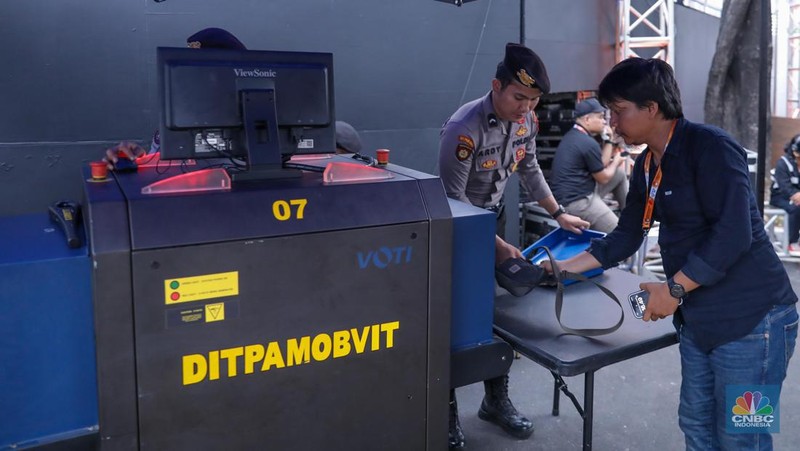 Petugas keamanaan melakukan penjagaan di sekitar gedung Kantor Pemilihan Umum (KPU) RI, Jakarta, Selasa (14/11/2023). (CNBC Indonesia/Faisal Rahman)