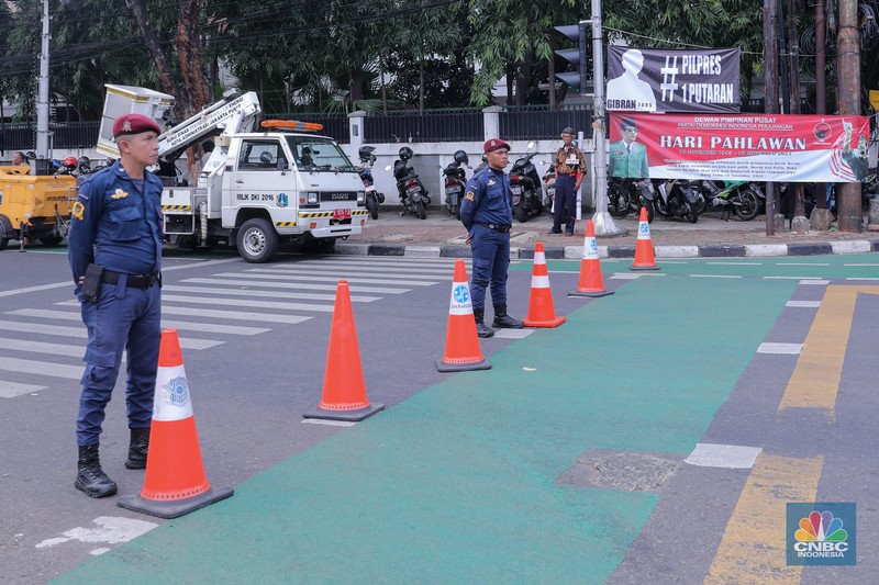 Petugas keamanaan melakukan penjagaan di sekitar gedung Kantor Pemilihan Umum (KPU) RI, Jakarta, Selasa (14/11/2023). (CNBC Indonesia/Faisal Rahman)