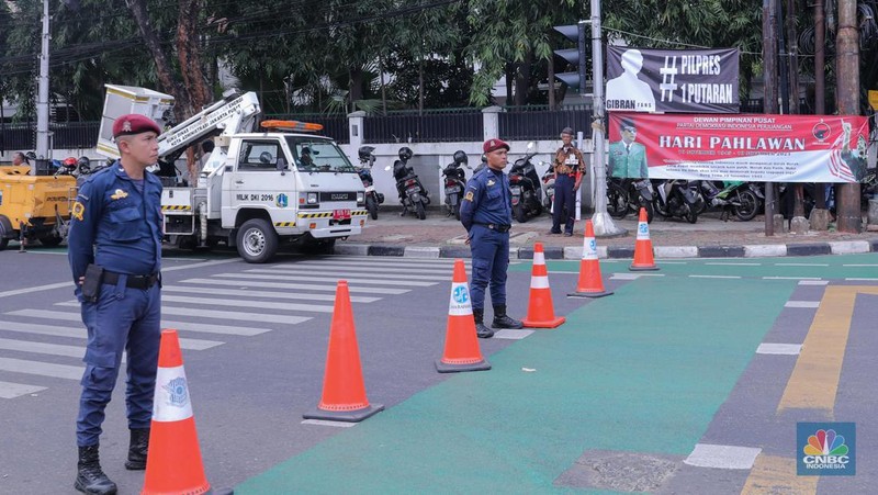 Petugas keamanaan melakukan penjagaan di sekitar gedung Kantor Pemilihan Umum (KPU) RI, Jakarta, Selasa (14/11/2023). (CNBC Indonesia/Faisal Rahman)