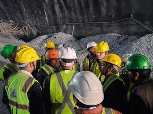 Puluhan Pekerja Terjebak Usai Terowongan yang Sedang Dibangun Runtuh