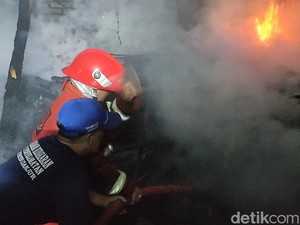 Api Berkobar di Pabrik Pengolahan Kayu Cianjur Saat Hujan Deras