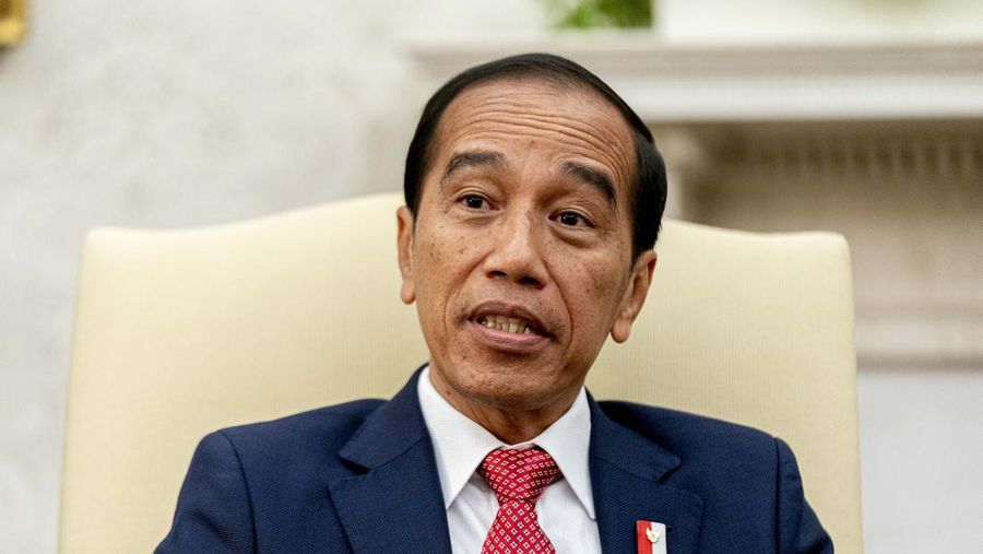 Presiden Indonesia Joko Widodo bertemu dengan Presiden Joe Biden di Ruang Oval Gedung Putih, Senin, 13 November 2023, di Washington. (AP Photo/Andrew Harnik)