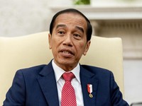Jokowi Bertolak Ke NTT Cek Gudang Bulog Hingga Bagikan Beras