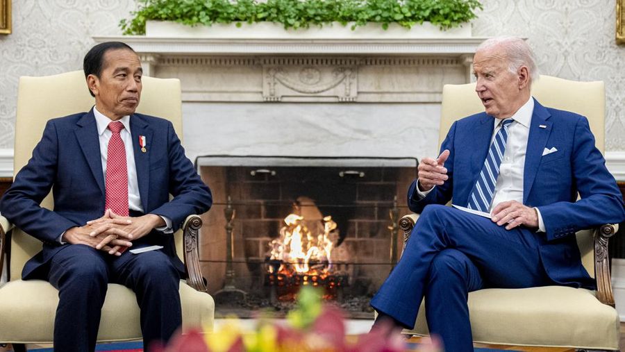Presiden Joe Biden bertemu dengan Presiden Indonesia Joko Widodo di Ruang Oval Gedung Putih, Senin, 13 November 2023, di Washington. (AP Photo/Andrew Harnik)
