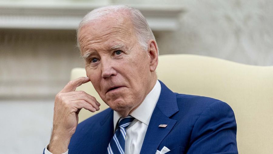 Presiden Joe Biden bertemu dengan Presiden Indonesia Joko Widodo di Ruang Oval Gedung Putih, Senin, 13 November 2023, di Washington. (AP Photo/Andrew Harnik)