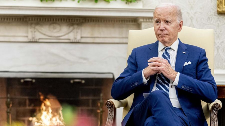 Presiden Joe Biden bertemu dengan Presiden Indonesia Joko Widodo di Ruang Oval Gedung Putih, Senin, 13 November 2023, di Washington. (AP Photo/Andrew Harnik)
