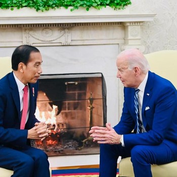 Dipeluk Biden, Saat Jokowi Diutus Negara Muslim Bahas Gaza