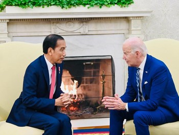 Dipeluk Biden, Saat Jokowi Diutus Negara Muslim Bahas Gaza
