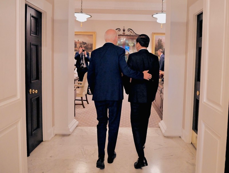 Presiden Jokowi tiba di Gedung Putih, Washington DC, Amerika Serikat, pada Senin (13/11/2023) sekira pukul 16.20 WS atau Selasa (14/11/2023) pukul 04.20 WIB. Presiden Jokowi tiba di Gedung Putih, Washington DC, Amerika Serikat, pada Senin (13/11/2023) sekira pukul 16.20 WS atau Selasa (14/11/2023) pukul 04.20 WIB. (Dok. BPMI Setpres/Laily Rachev)
