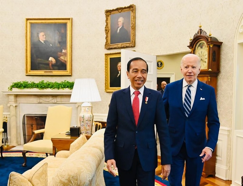 Presiden Jokowi tiba di Gedung Putih, Washington DC, Amerika Serikat, pada Senin (13/11/2023) sekira pukul 16.20 WS atau Selasa (14/11/2023) pukul 04.20 WIB. Presiden Jokowi tiba di Gedung Putih, Washington DC, Amerika Serikat, pada Senin (13/11/2023) sekira pukul 16.20 WS atau Selasa (14/11/2023) pukul 04.20 WIB. (Dok. BPMI Setpres/Laily Rachev)