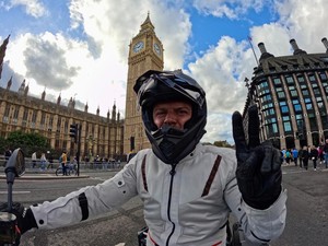 Tempuh Jakarta-London, Ini Orang Pertama yang Keliling Dunia Naik Motor Listrik