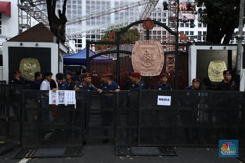 Sejumlah massa simpatisan dari Capres-cawapres mulai berdatangan di gedung Komisi Pemilihan Umum (KPU), Selasa (14/11/2023). (CNBC Indonesia/Tri Susilo)