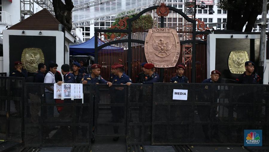 Sejumlah massa simpatisan dari Capres-cawapres mulai berdatangan di gedung Komisi Pemilihan Umum (KPU), Selasa (14/11/2023). (CNBC Indonesia/Tri Susilo)