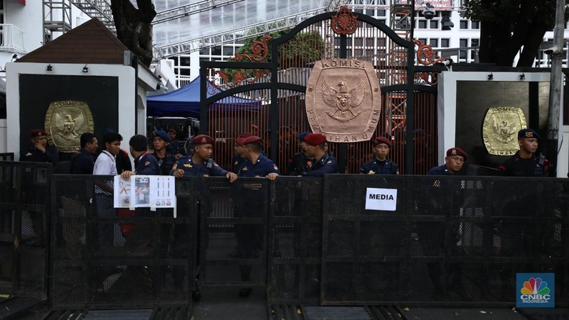 Sejumlah massa simpatisan dari Capres-cawapres mulai berdatangan di gedung Komisi Pemilihan Umum (KPU), Selasa (14/11/2023). (CNBC Indonesia/Tri Susilo)