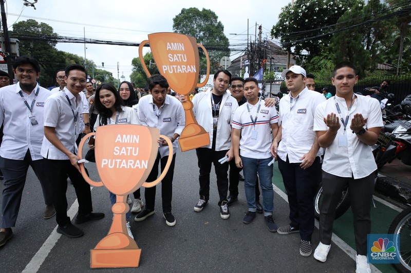 Sejumlah massa simpatisan dari Capres-cawapres mulai berdatangan di gedung Komisi Pemilihan Umum (KPU), Selasa (14/11/2023). (CNBC Indonesia/Tri Susilo)