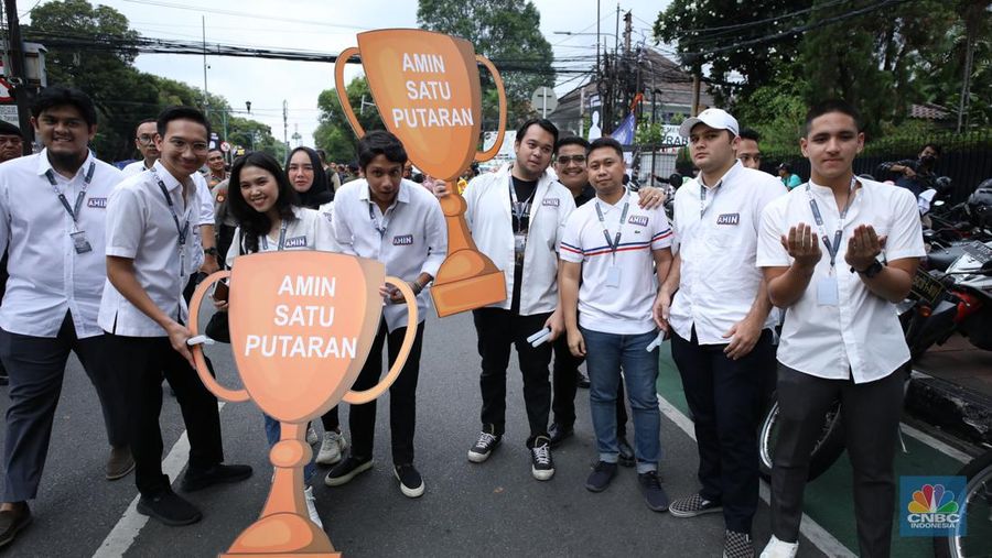 Sejumlah massa simpatisan dari Capres-cawapres mulai berdatangan di gedung Komisi Pemilihan Umum (KPU), Selasa (14/11/2023). (CNBC Indonesia/Tri Susilo)