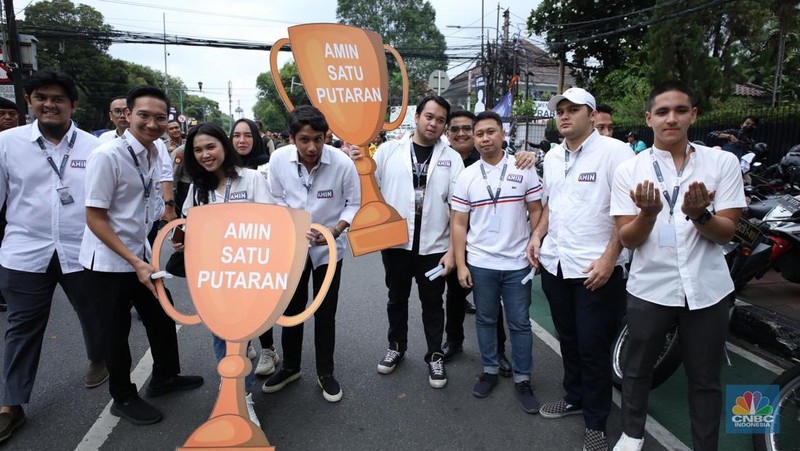 Sejumlah massa simpatisan dari Capres-cawapres mulai berdatangan di gedung Komisi Pemilihan Umum (KPU), Selasa (14/11/2023). (CNBC Indonesia/Tri Susilo)