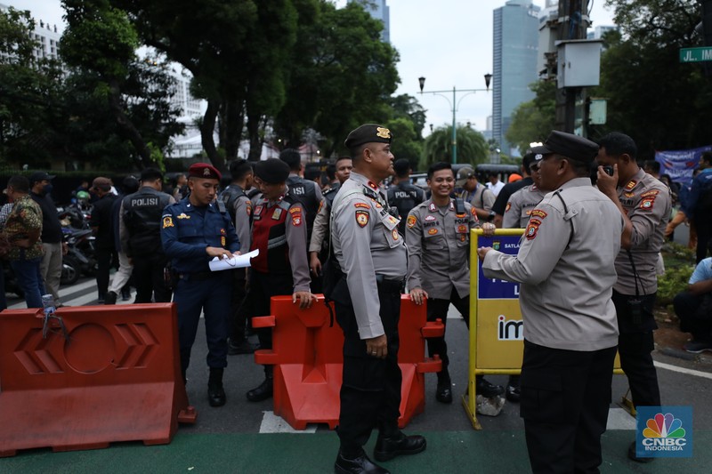 Sejumlah massa simpatisan dari Capres-cawapres mulai berdatangan di gedung Komisi Pemilihan Umum (KPU), Selasa (14/11/2023). (CNBC Indonesia/Tri Susilo)